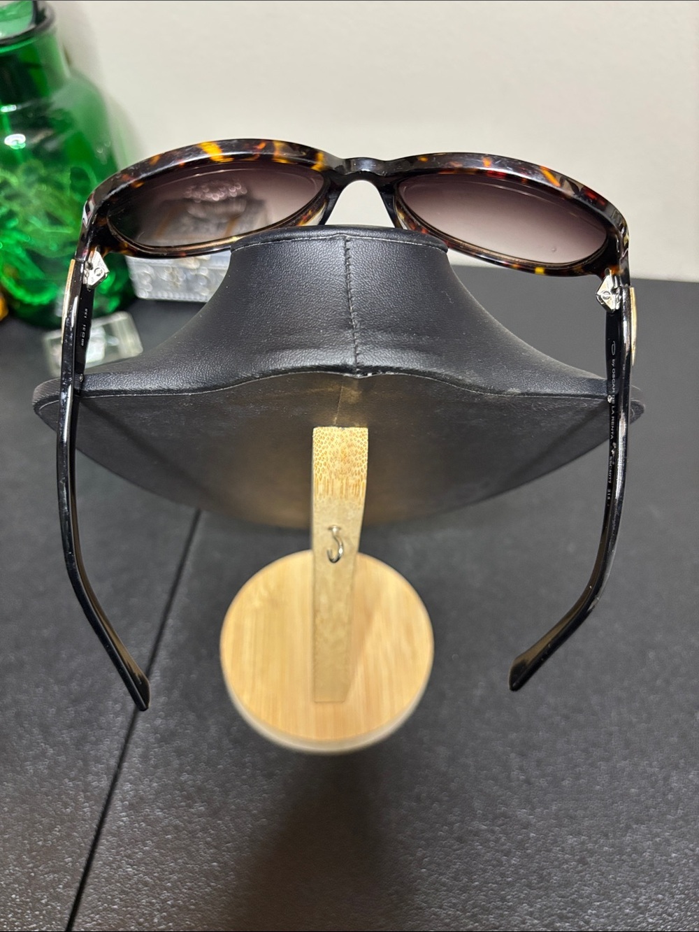 Oscar de la Renta Tortoiseshell Round Sunglasses with Brown Gradient Lenses - Picture 6 of 9